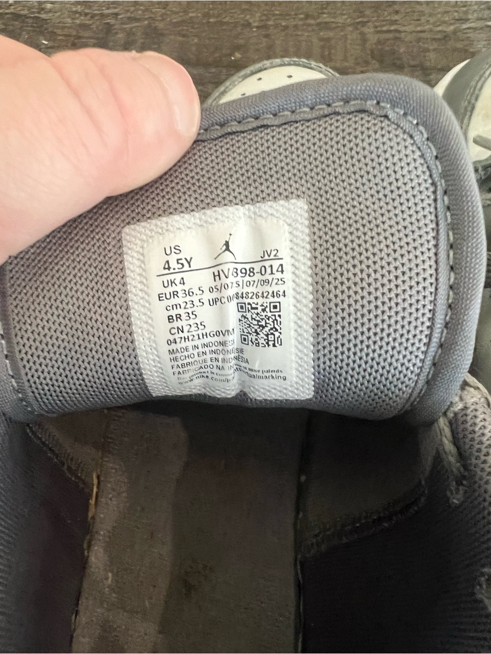 Jordan Grade-School Air 1 Low SE sneakers - Picture 6 of 6